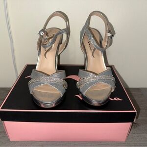 NWB Nina- Sashay- Elegant Silver Women's Sandals